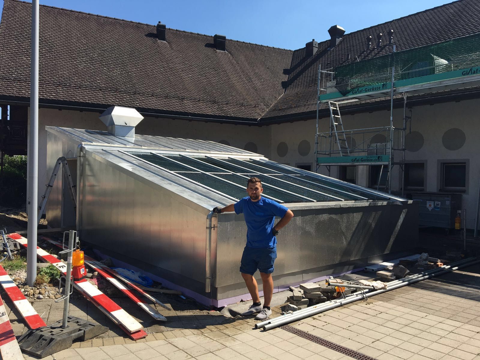 Lichthofaufbau mit Abluftzentrale, Bekleidung und Deckung...