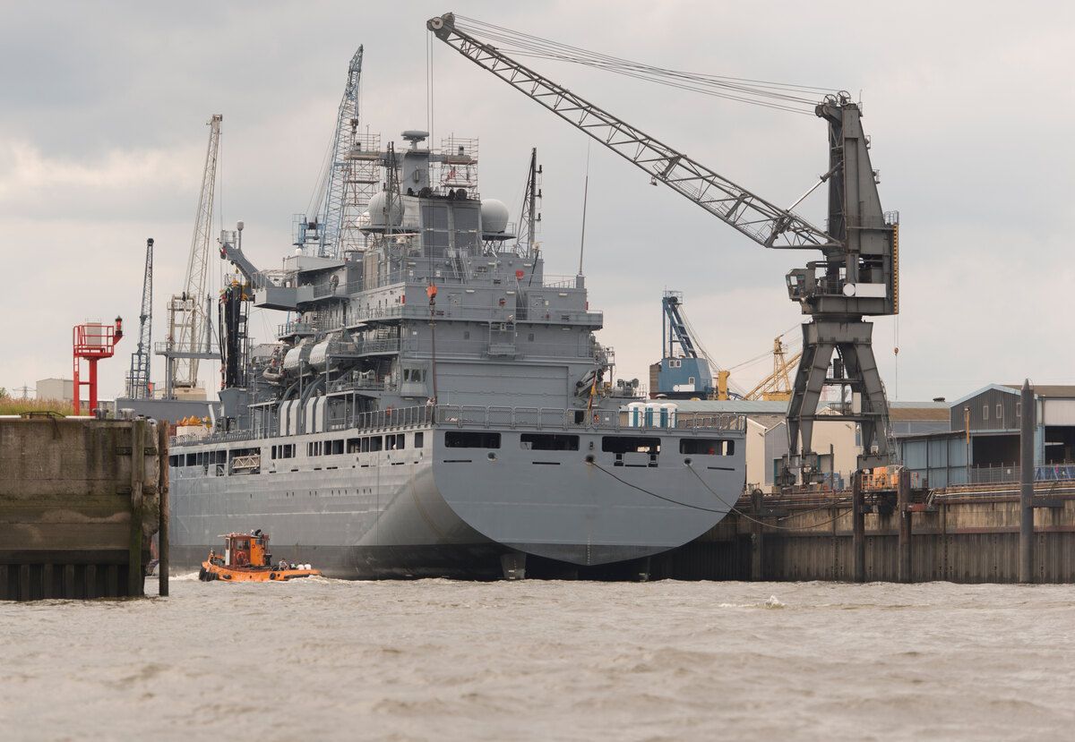 In einer Werft wird ein großes Schiff gebaut