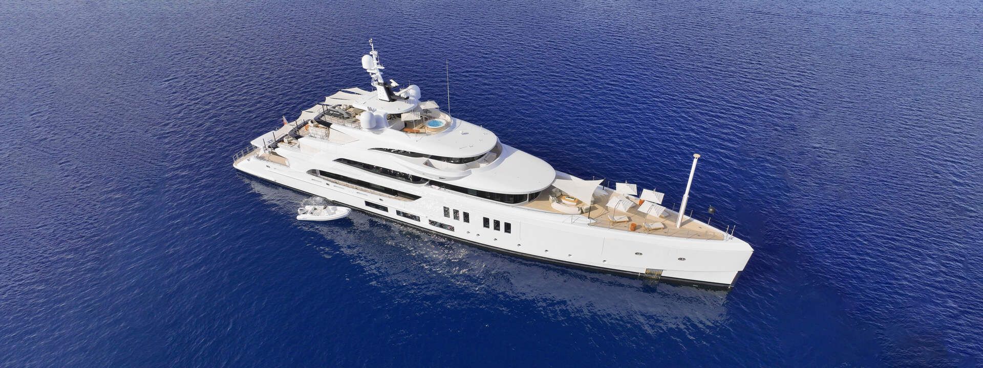 Eine große weiße Yacht schwimmt auf einer Wassermasse.