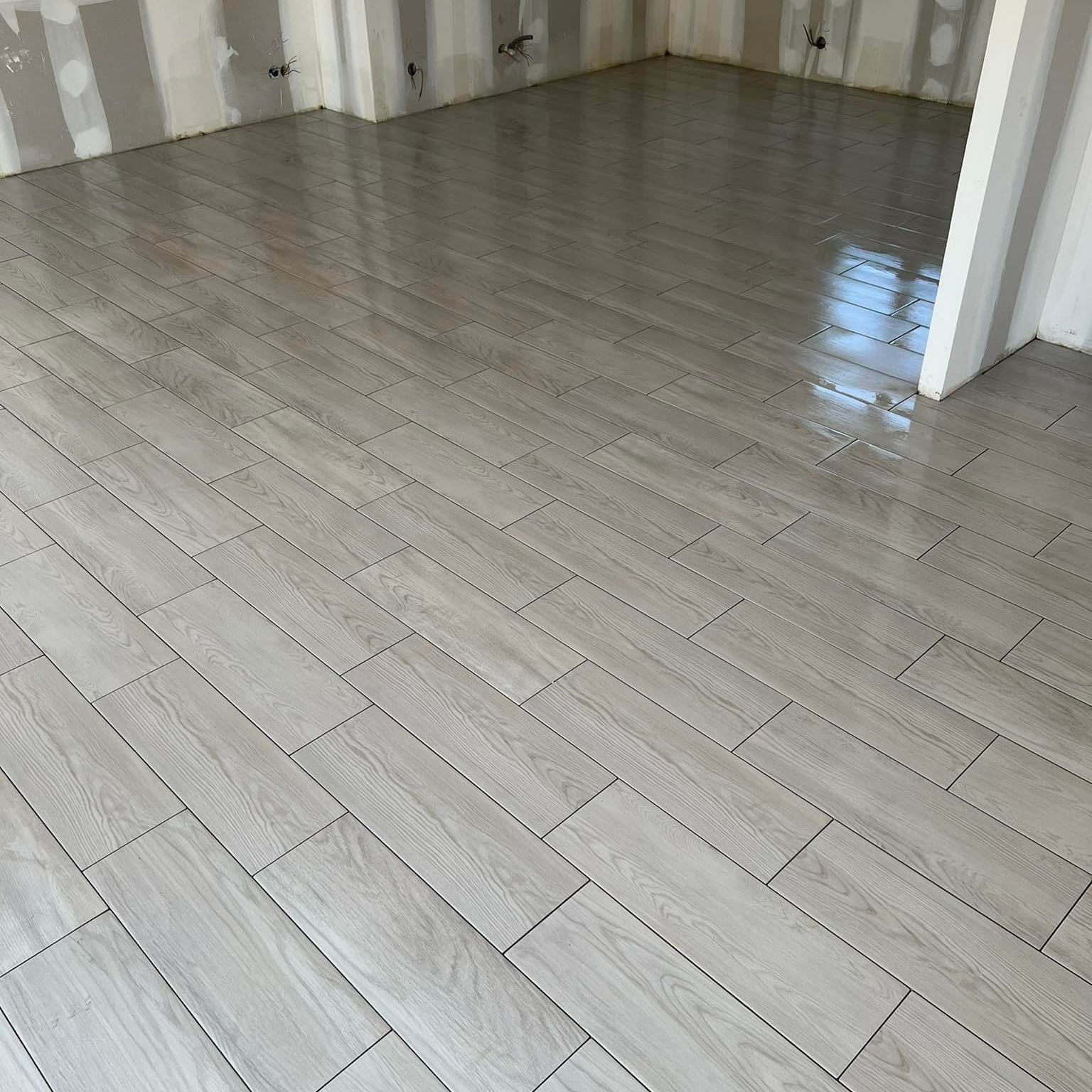 Gros plan sur le carrelage rectangulaire posé au sol.