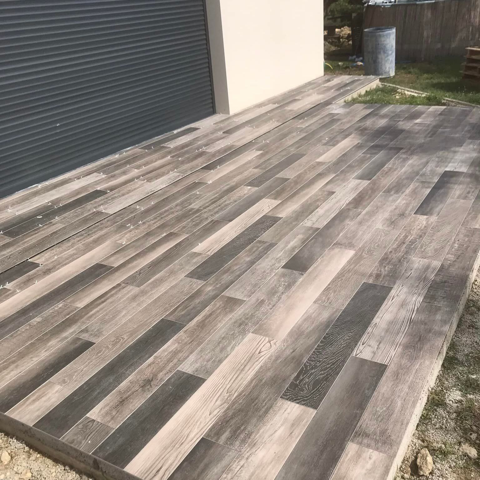 Terrasse en carrelage.