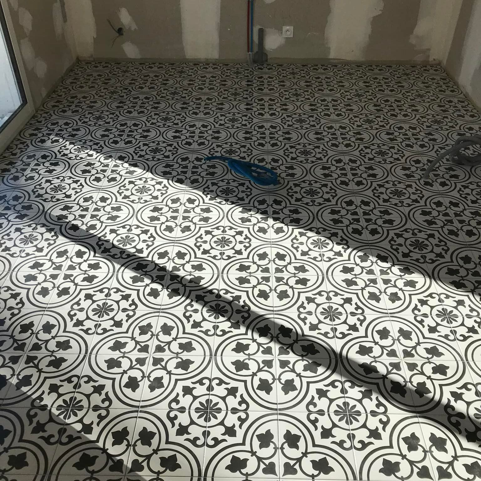 Carrelage de sol à motif.