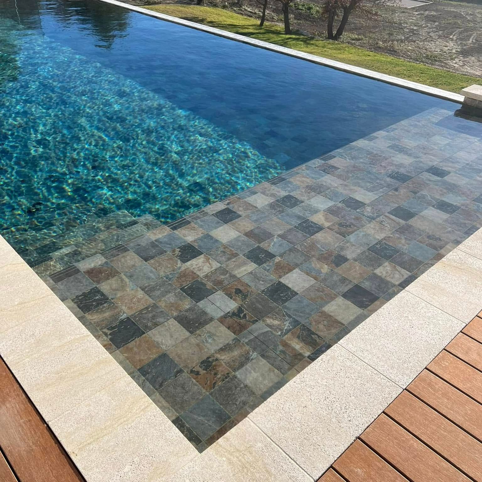 Margelle en carrelage d'une piscine.