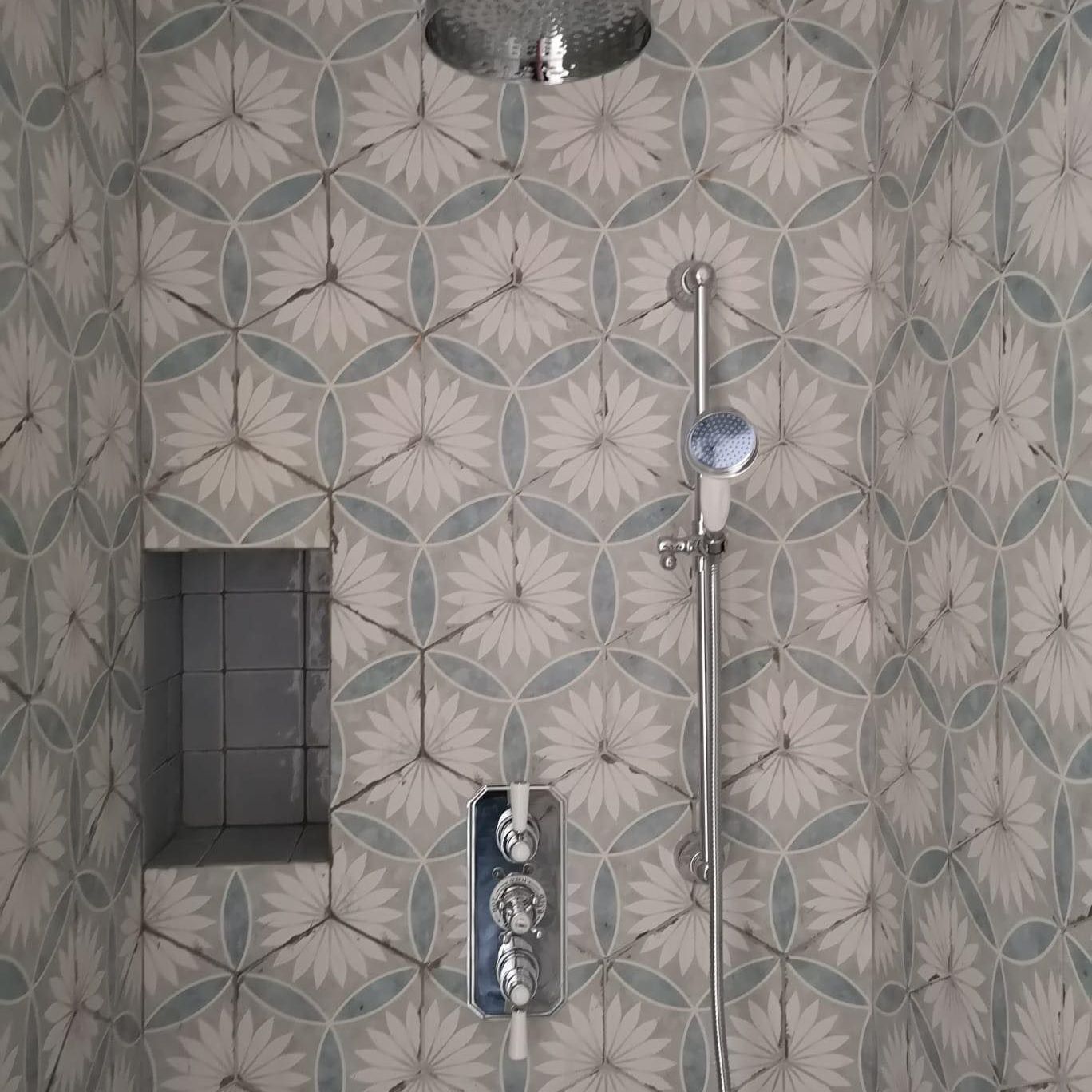 Carrelage de forme hexagonale posée dans une douche.