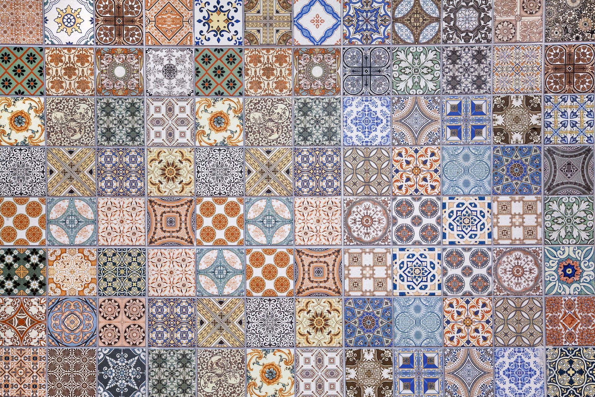 Gros plan sur des carreaux aux motifs différents.
