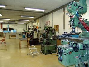 Elega SA - parc machines - découpe de panneaux et fabrication d'objets sur mesure en matière plastique