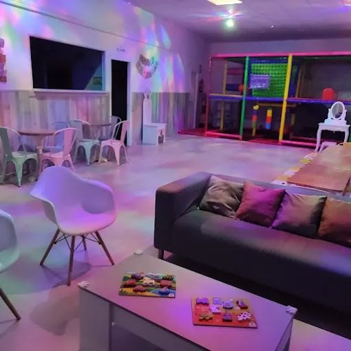 Una sala de estar con un sofá, sillas y una mesa.