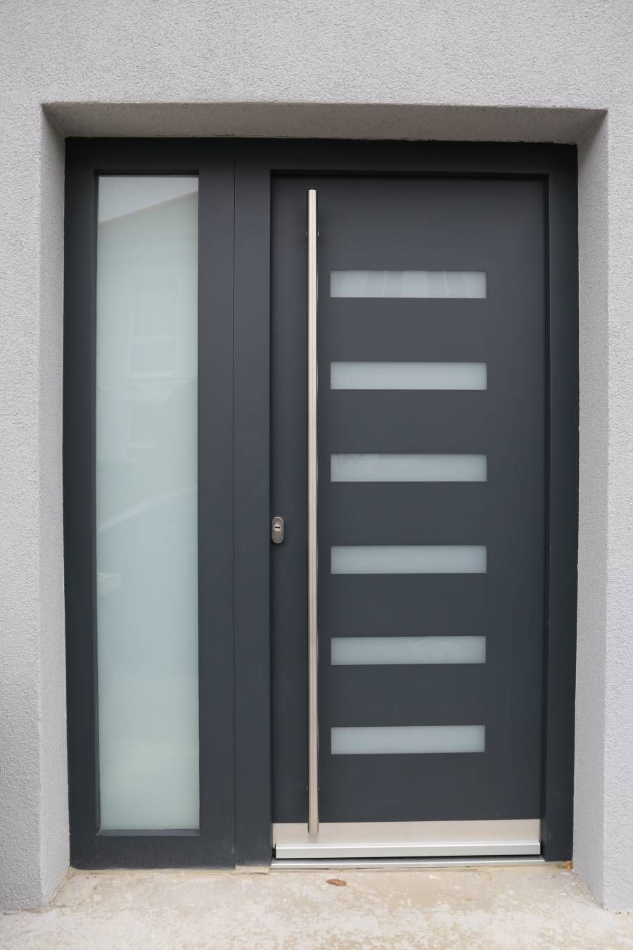 Eine schwarze Tür mit weißen Streifen darauf.