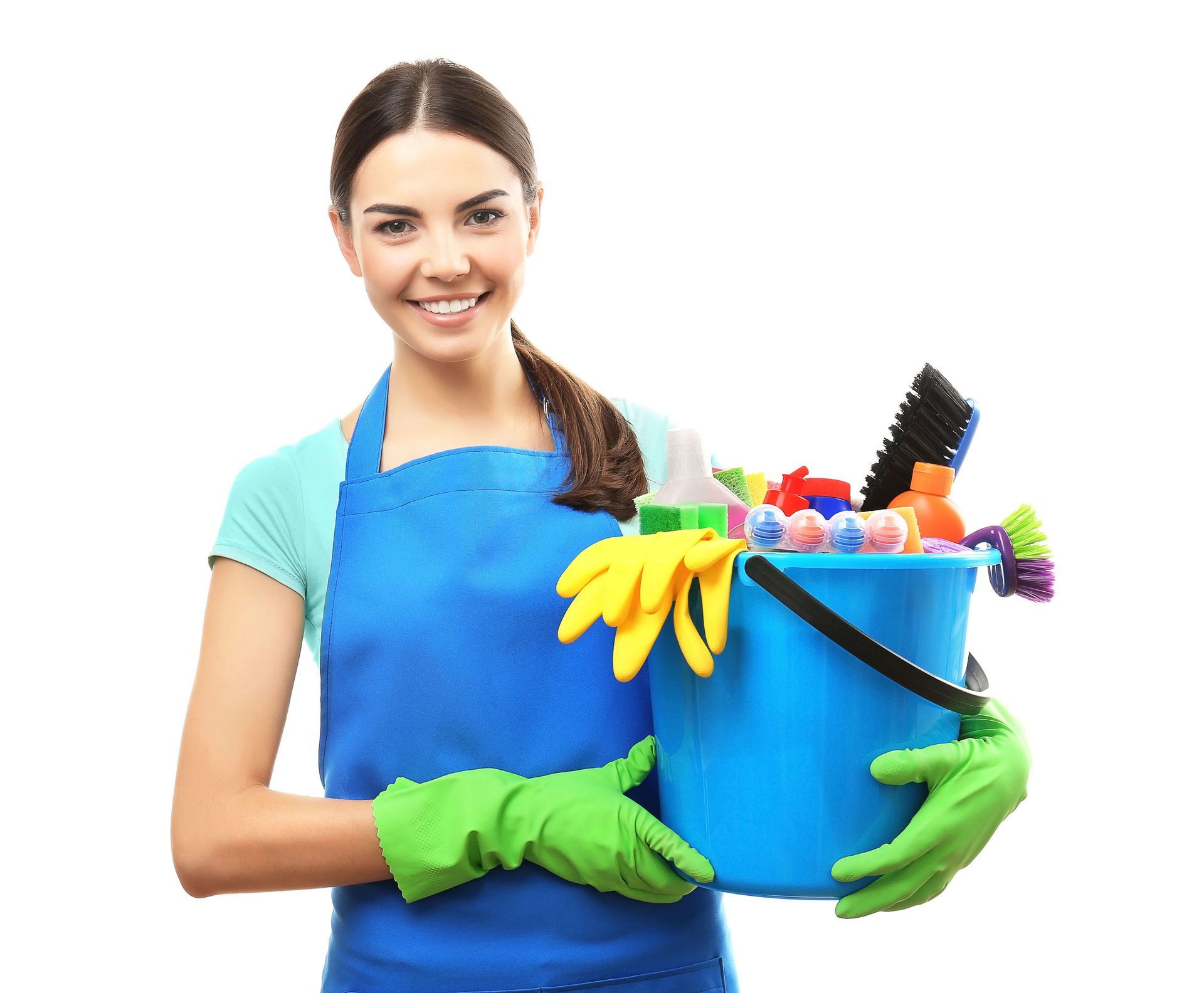 Mujer con delantal y guantes sosteniendo un balde azul lleno de productos de limpieza, sonriendo.