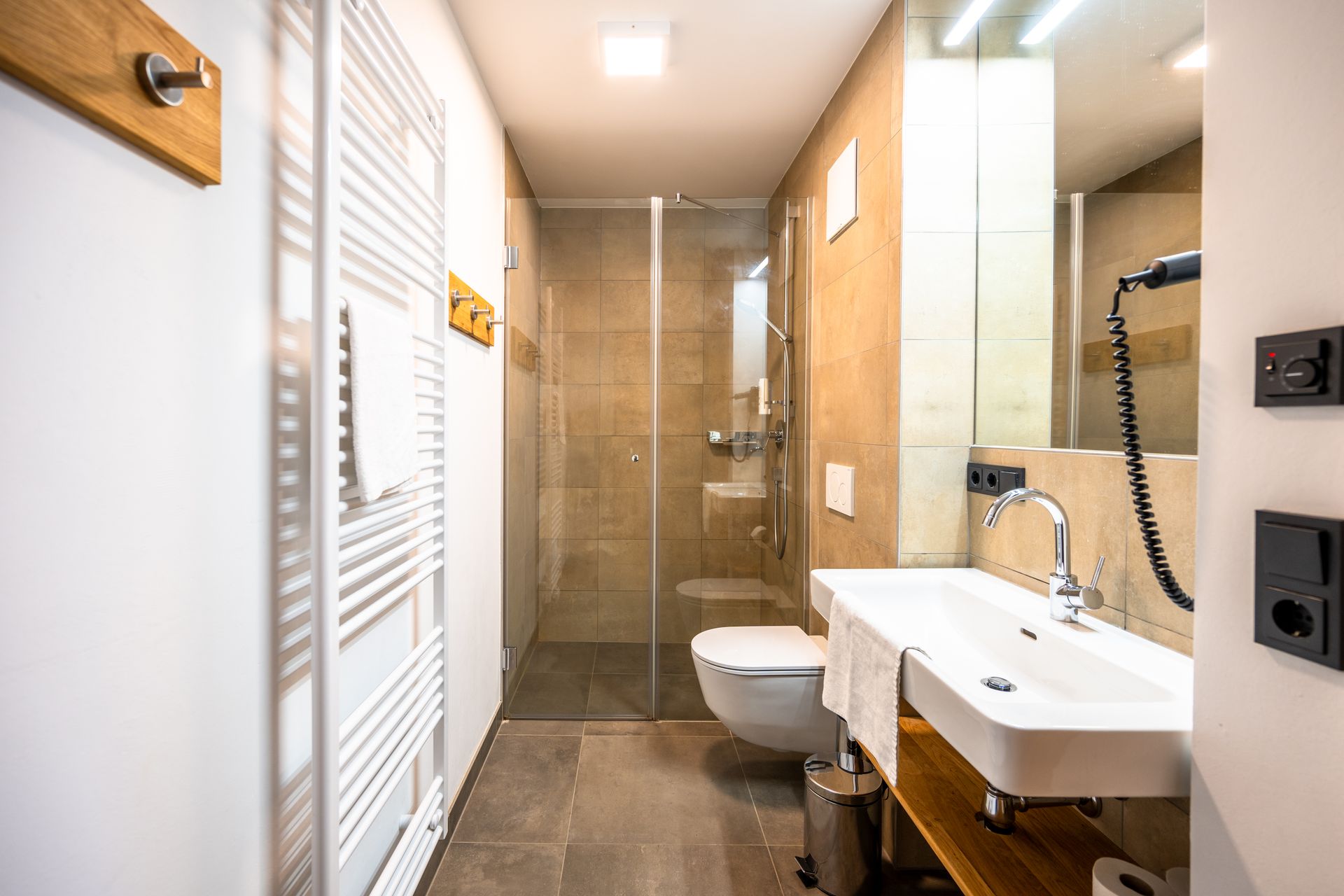 Badezimmer mit Dusche Turracher Zirbenlodges 