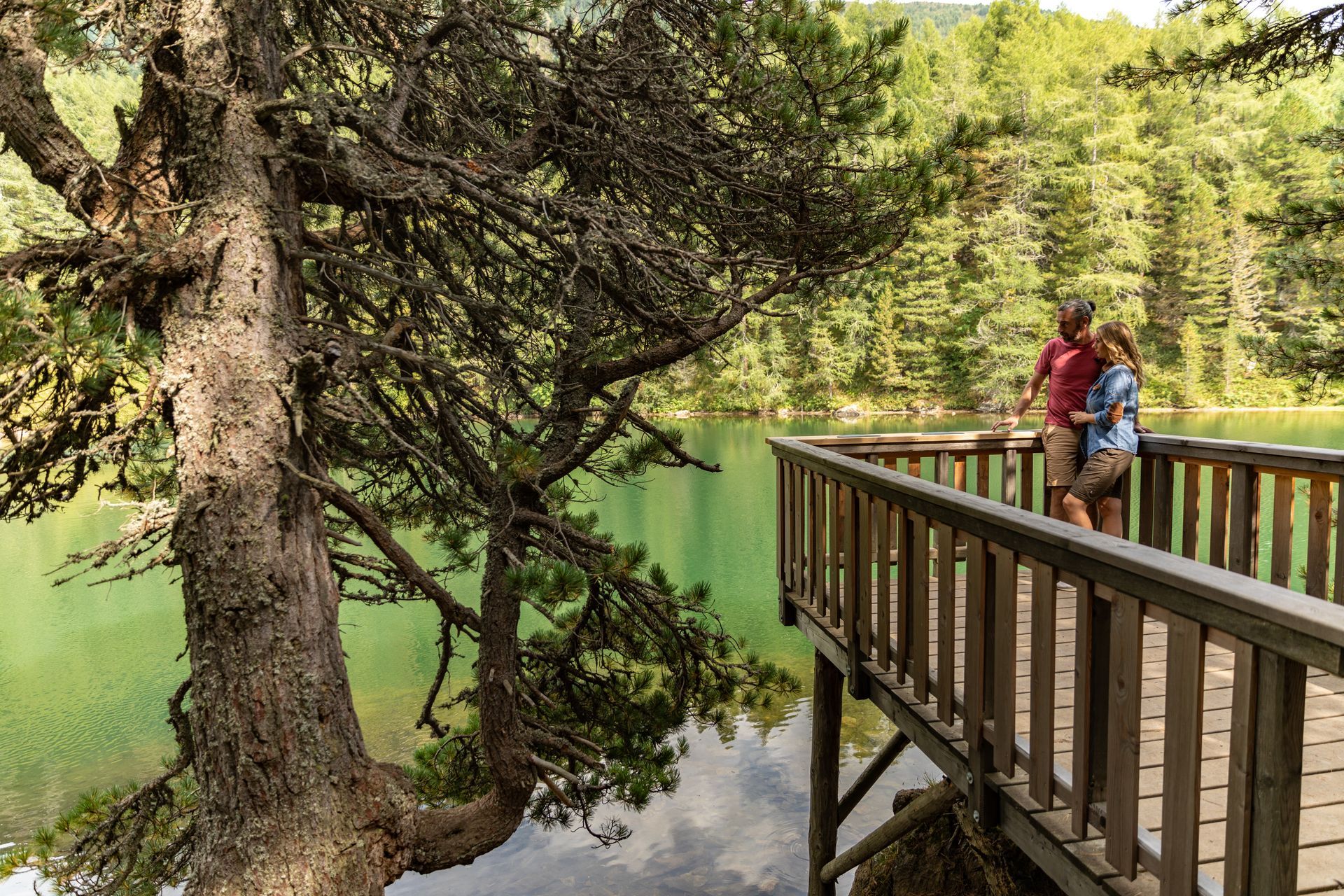 Paar steht am Steg in Turrach
