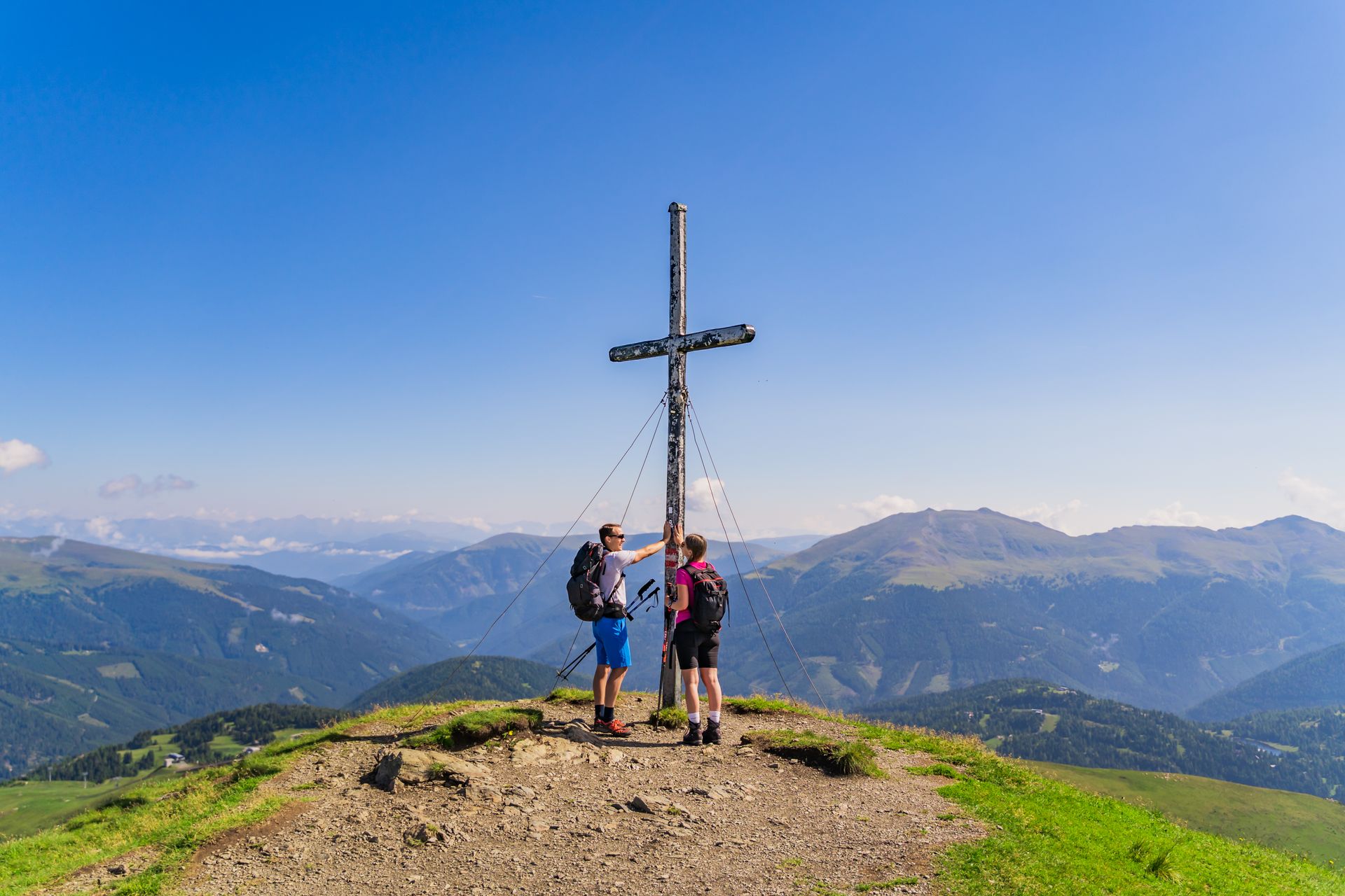 Zwei Wanderer stehen auf einem Berggipfel