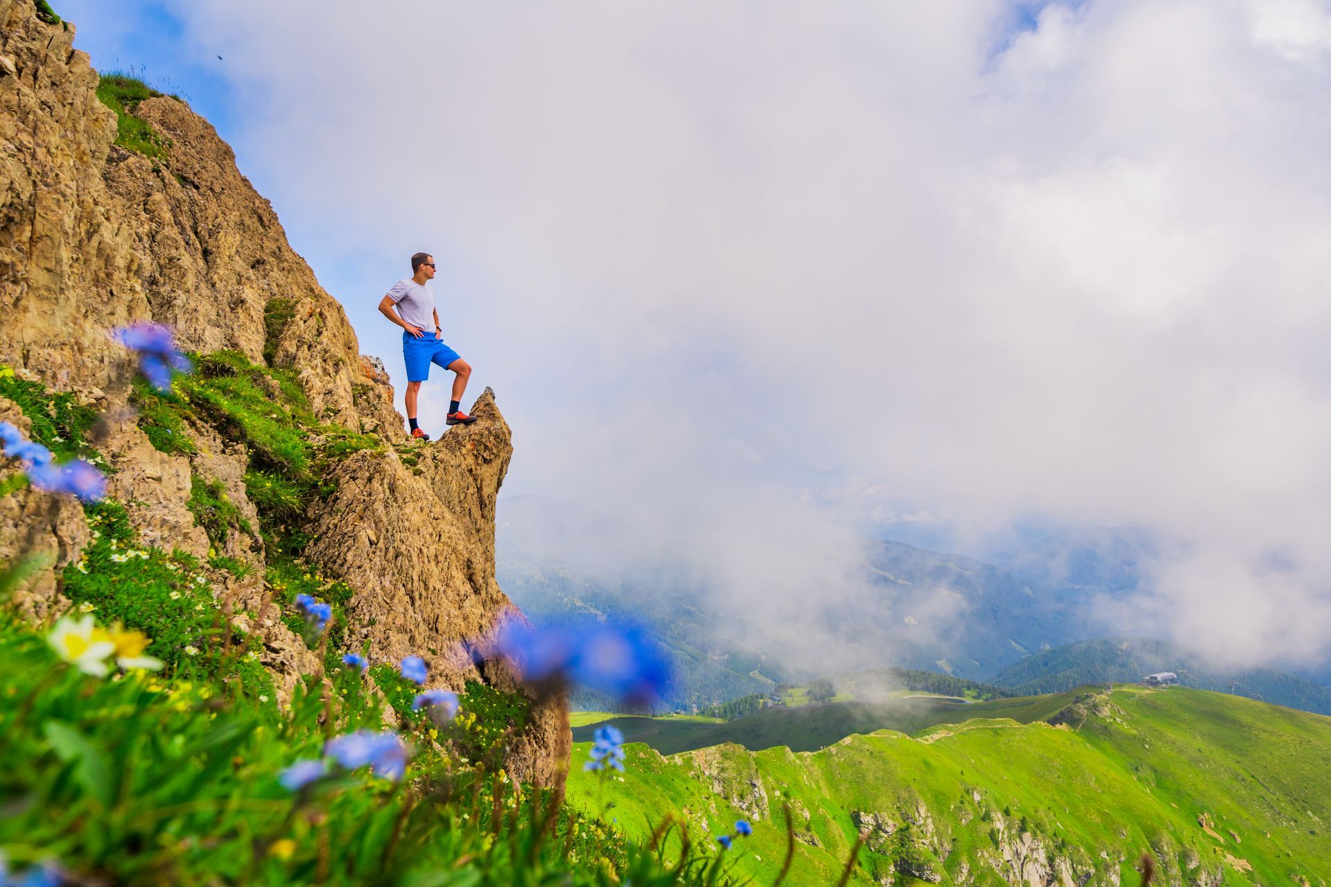 Mann steht am Rand einer Klippe