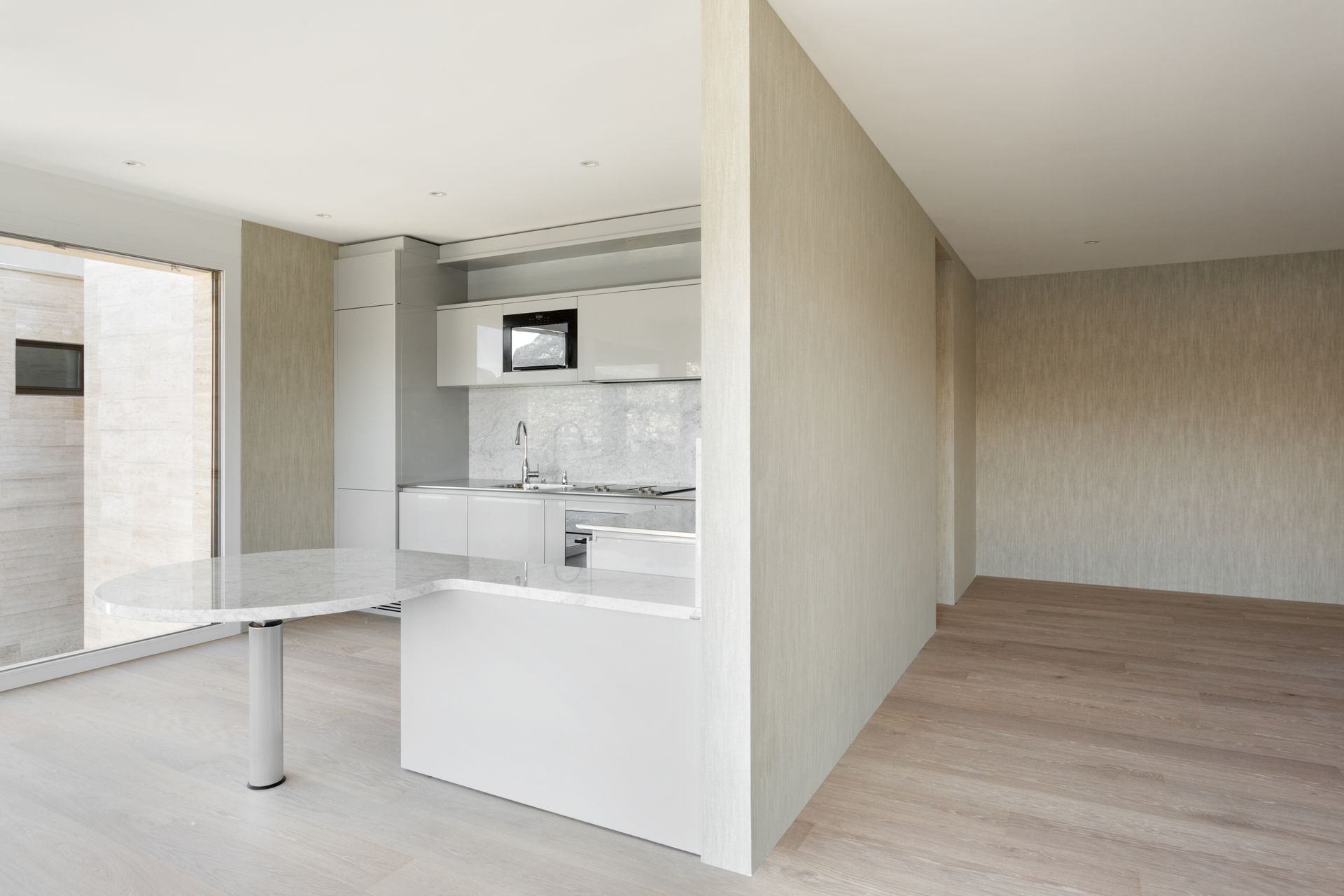 Cuisine aménagée avec paroi séparatrice