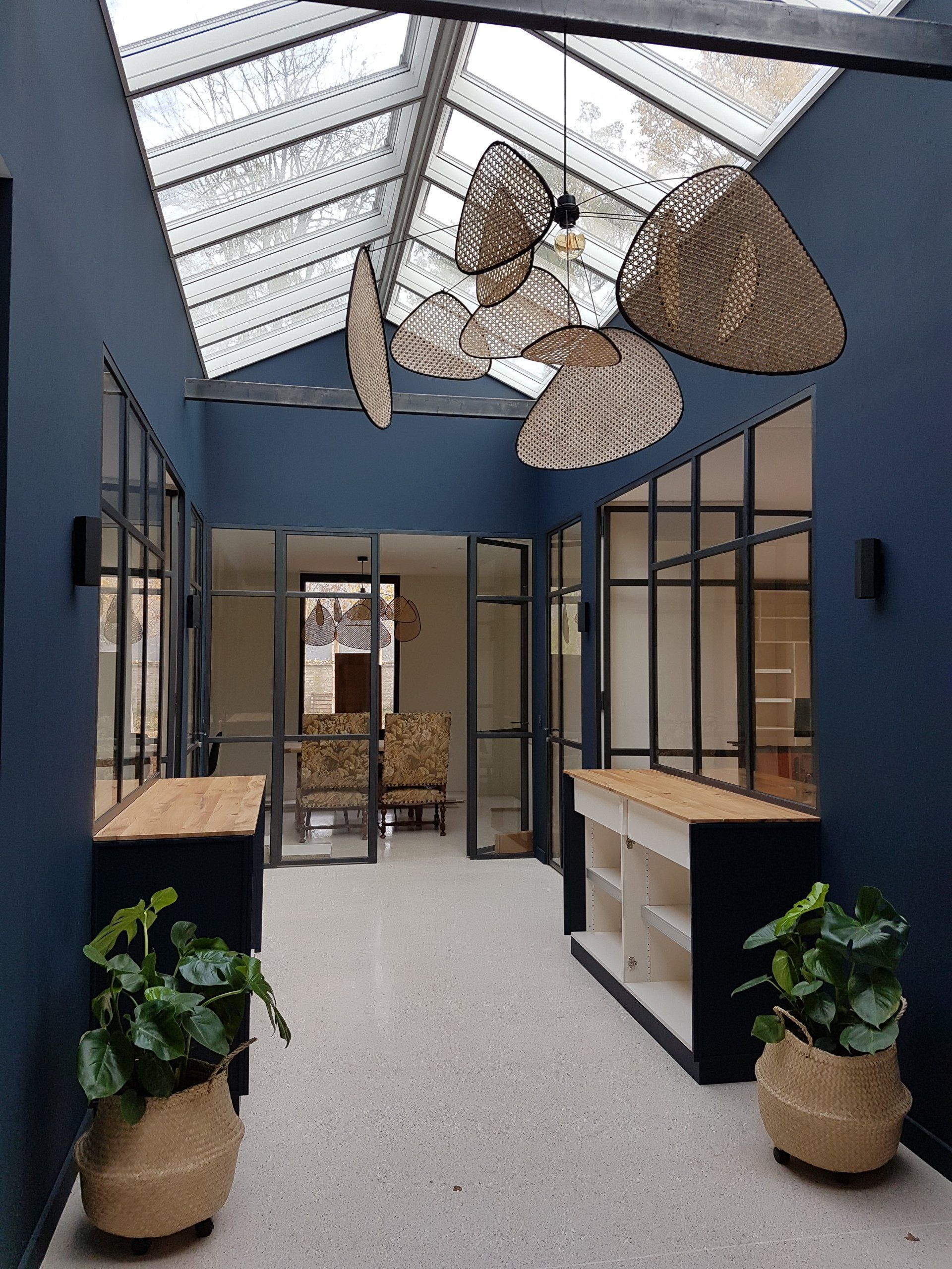 Couloir avec parois bleues