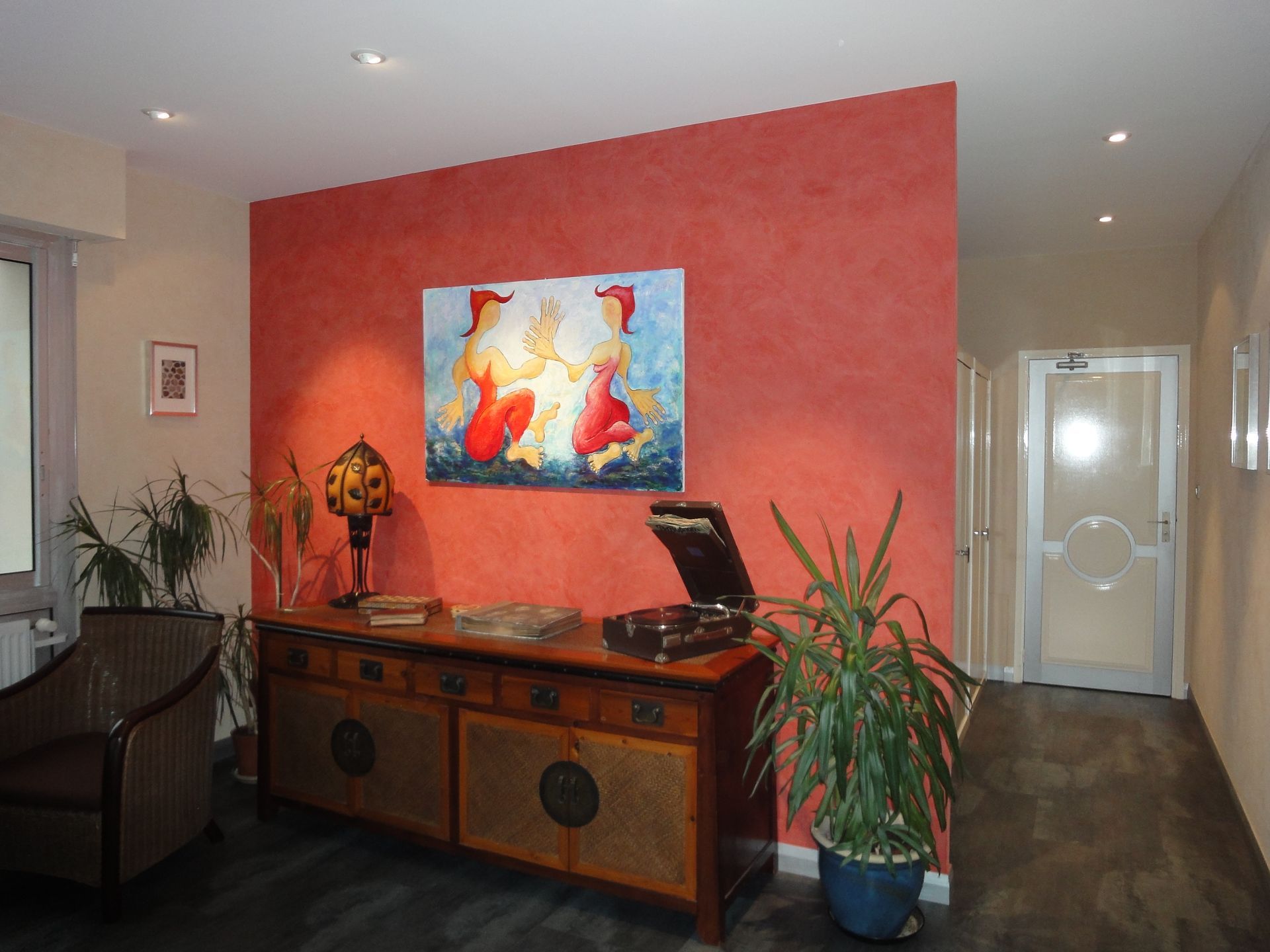 Cloison avec papier peint rouge