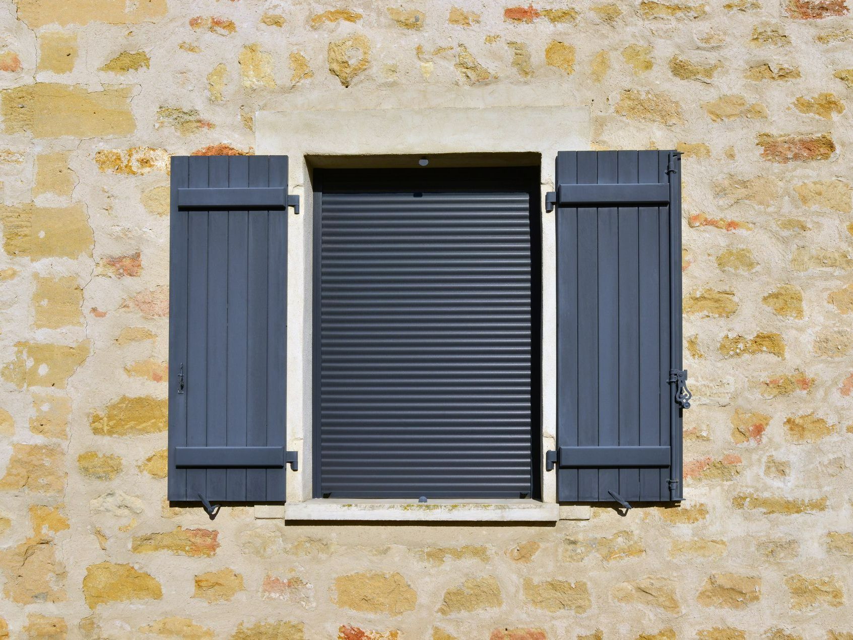 Volet roulant intégré et volets battants extérieurs