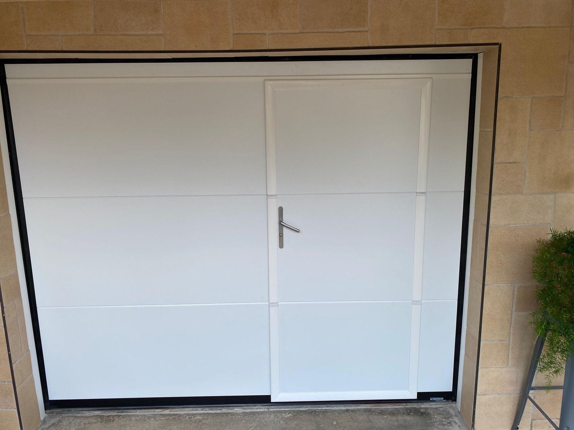 Porte de garage sectionnelle avec une petite porte intégrée
