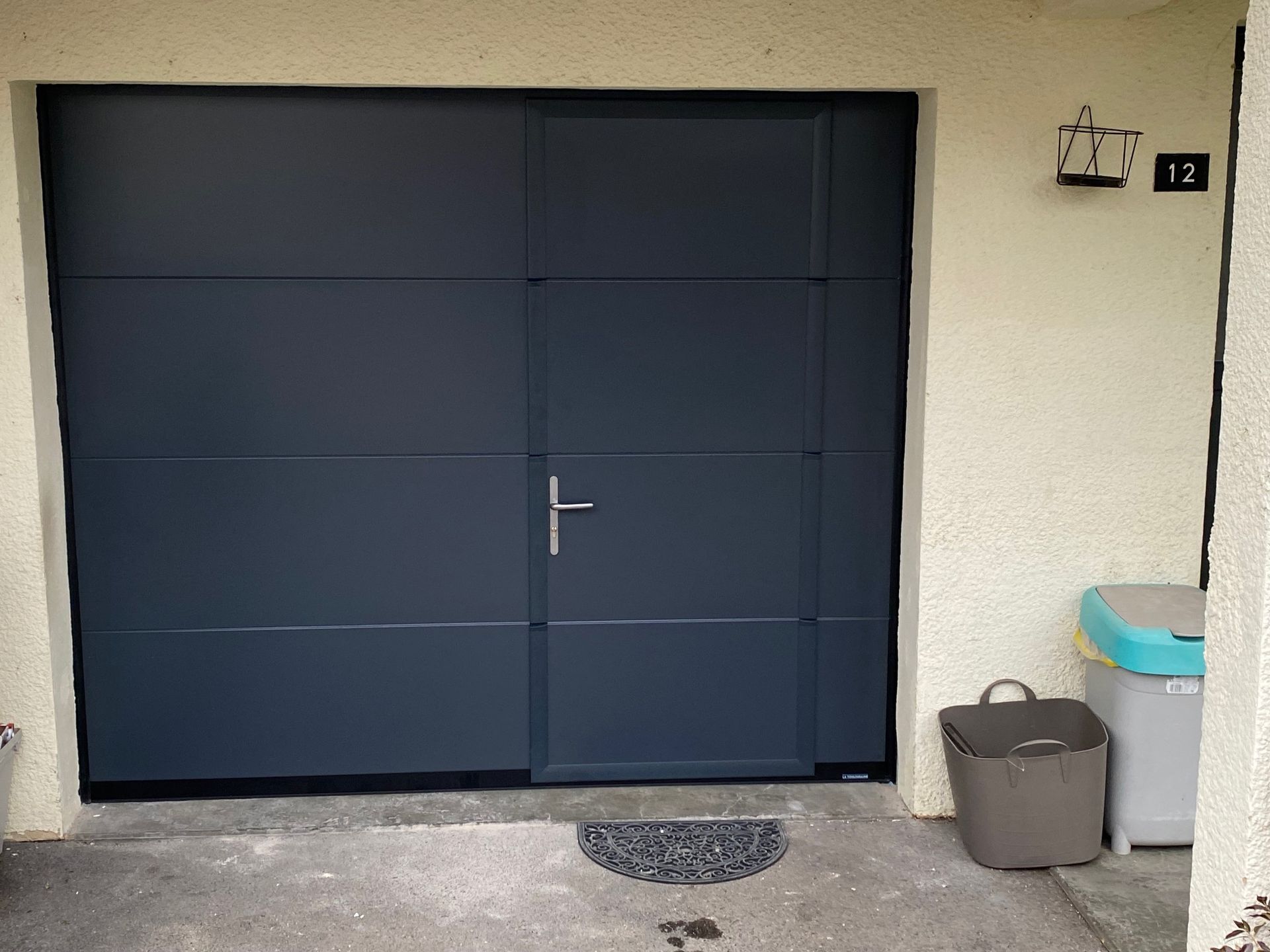 Porte de garage une petite porte intégrée