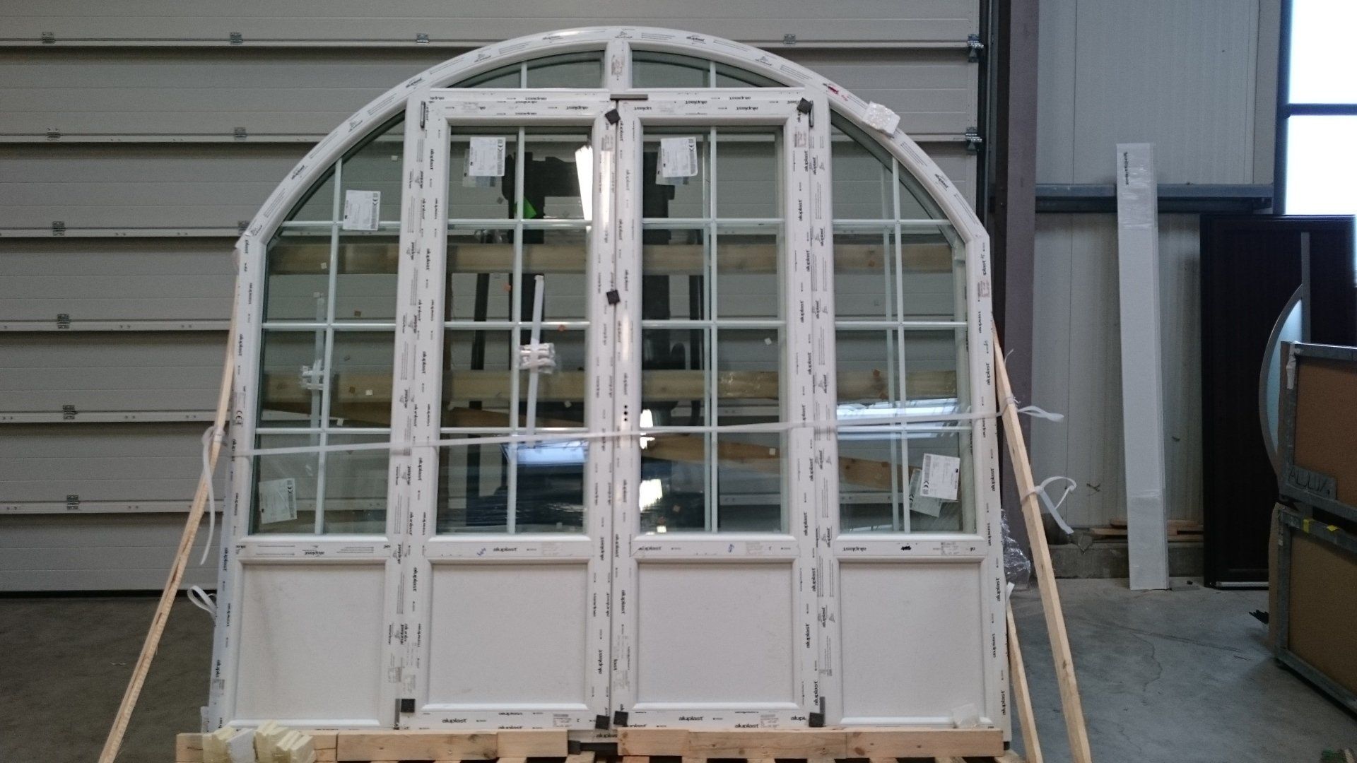 Fenêtre en bois avec des volets en bois