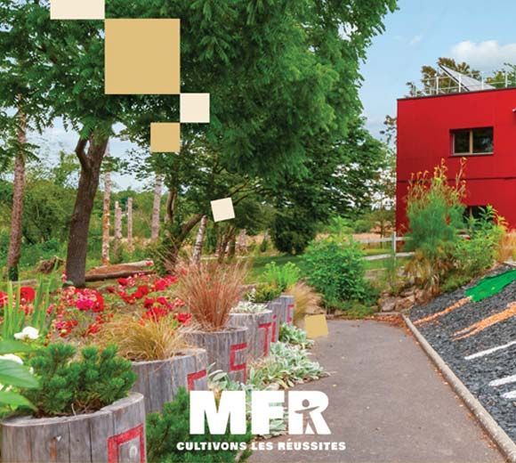 Espace vert avec bâtiment rouge, jardinières, chemin et logo « MER ».