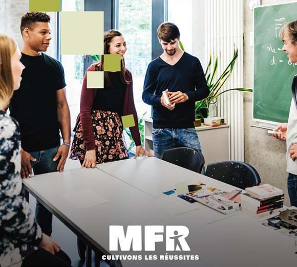Des élèves dans une salle de classe, réunis autour d'une table ; logo MFR en bas.