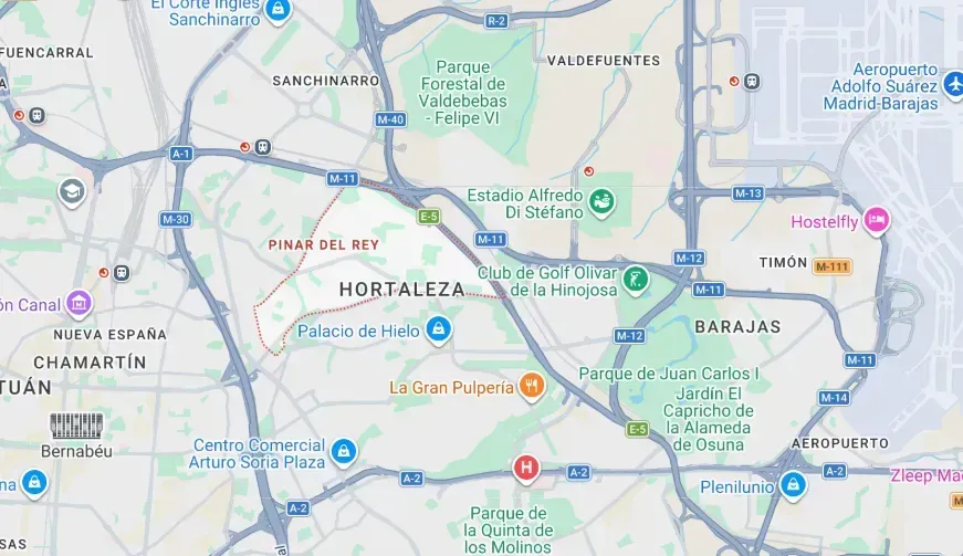 Mapa del centro de Manchester con iconos de carreteras, barrios y transporte público.