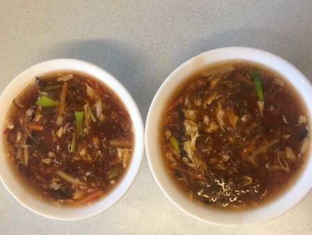 Zwei Schüsseln Suppe mit Gemüse auf einem Tisch
