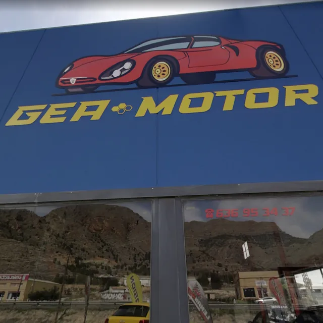 Un cartel azul con un coche rojo que dice ger motor