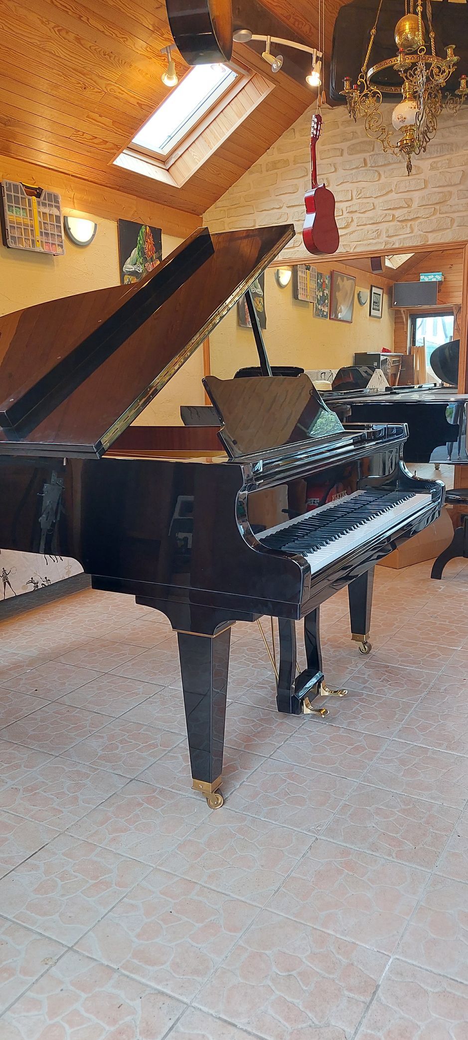 Un piano à queue de couleur noire