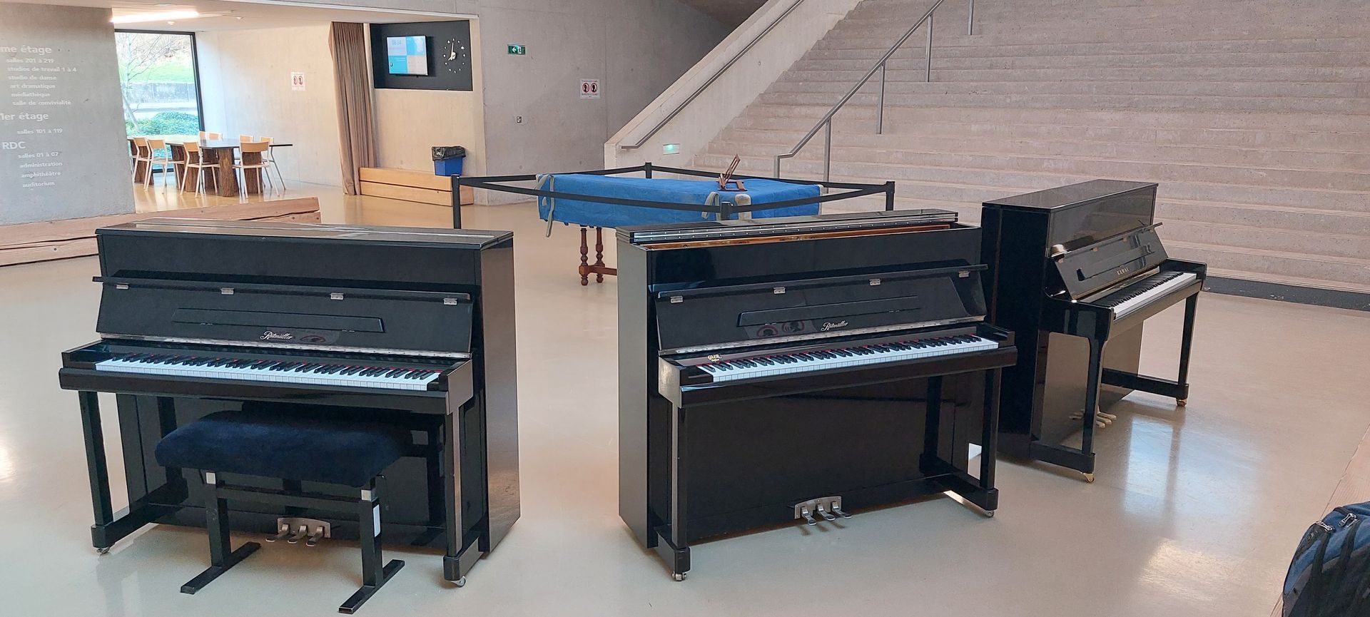 Deux pianos droits et noirs
