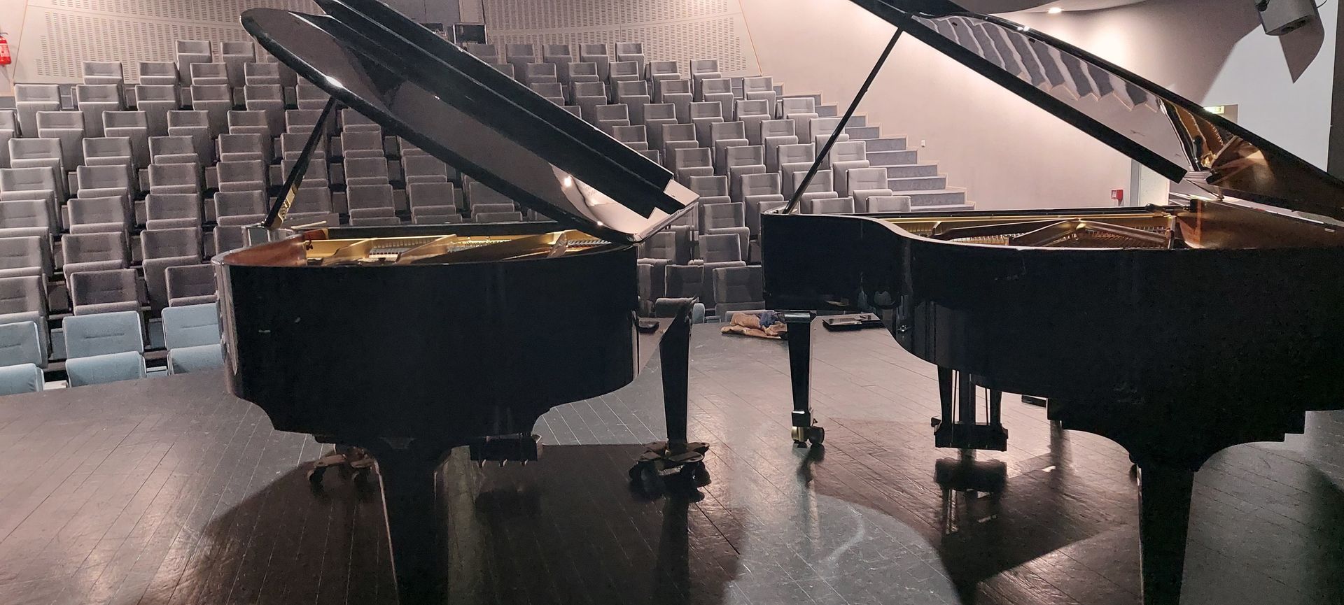 Deux pianos à queue dans une salle de concert