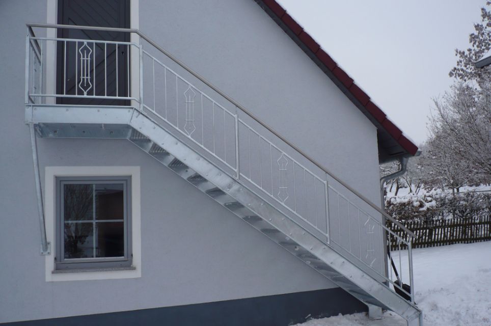 Langenbuch Metallbau Treppe an der Seite eines Hauses