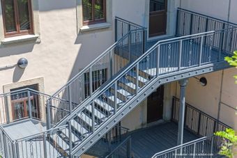 Langenbuch Metallbau Ein Paar steht vor einem Haus Arm in Arm