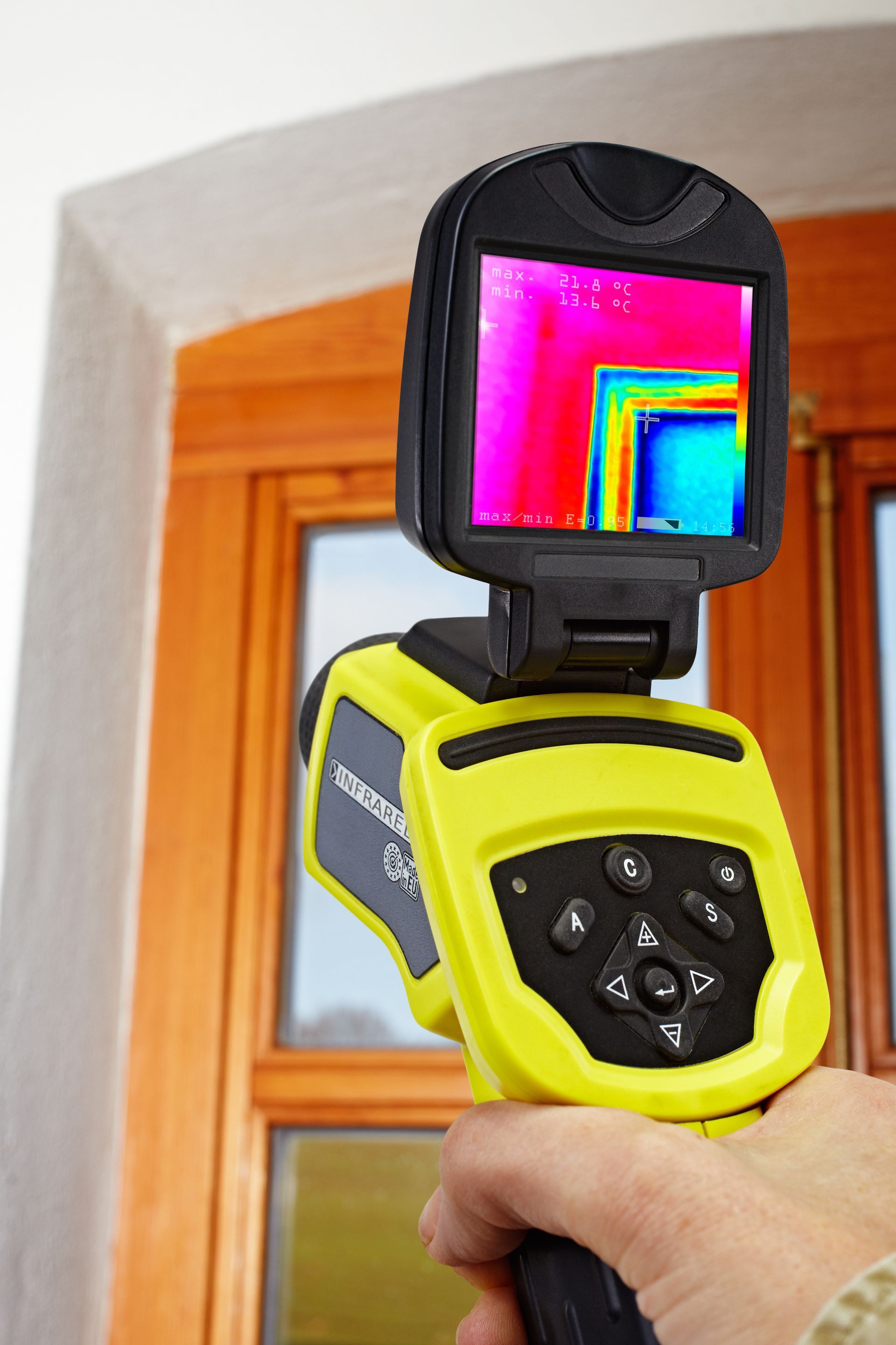 Un capteur thermique pointé dans le coin d'un mur