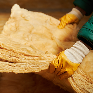 Isolation en laine de verre installée à la main