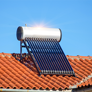 Panneaux solaires thermiques installés sur un toit
