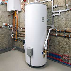 Chauffe-eau et système de tuyauterie dans une pièce