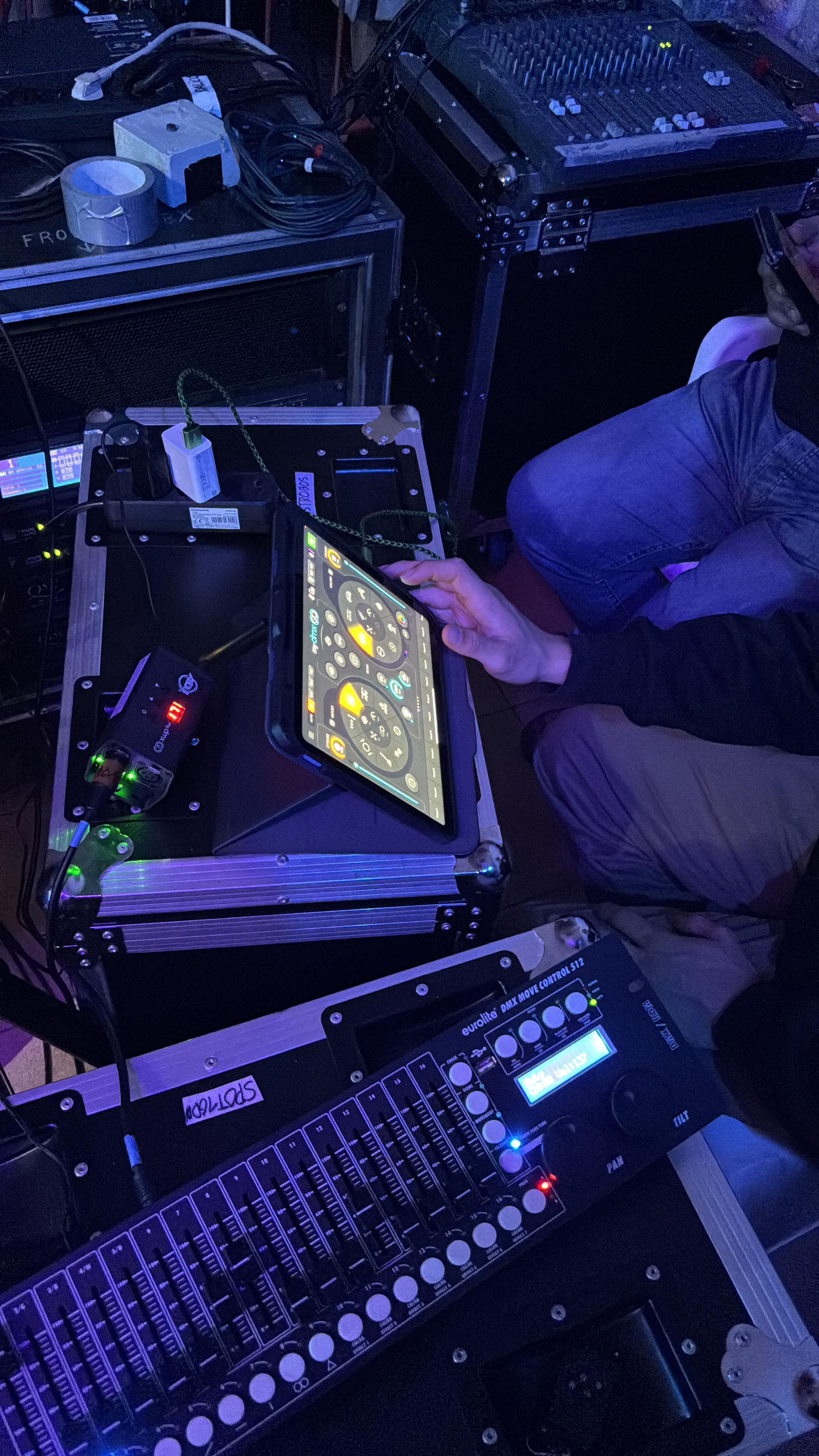 Una persona está sentada en el suelo usando una tableta.