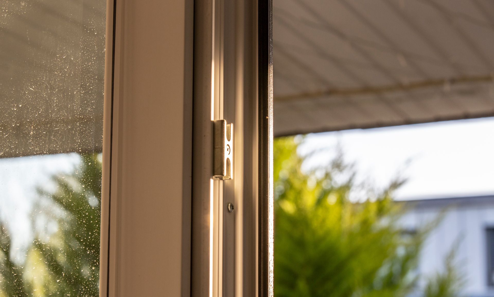 Eine Nahaufnahme eines Fensters mit einer Glasschiebetür.