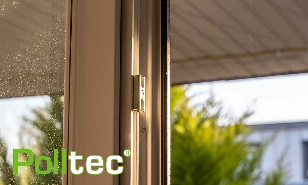 Eine Nahaufnahme eines Fensters mit dem Wort Polltec darauf