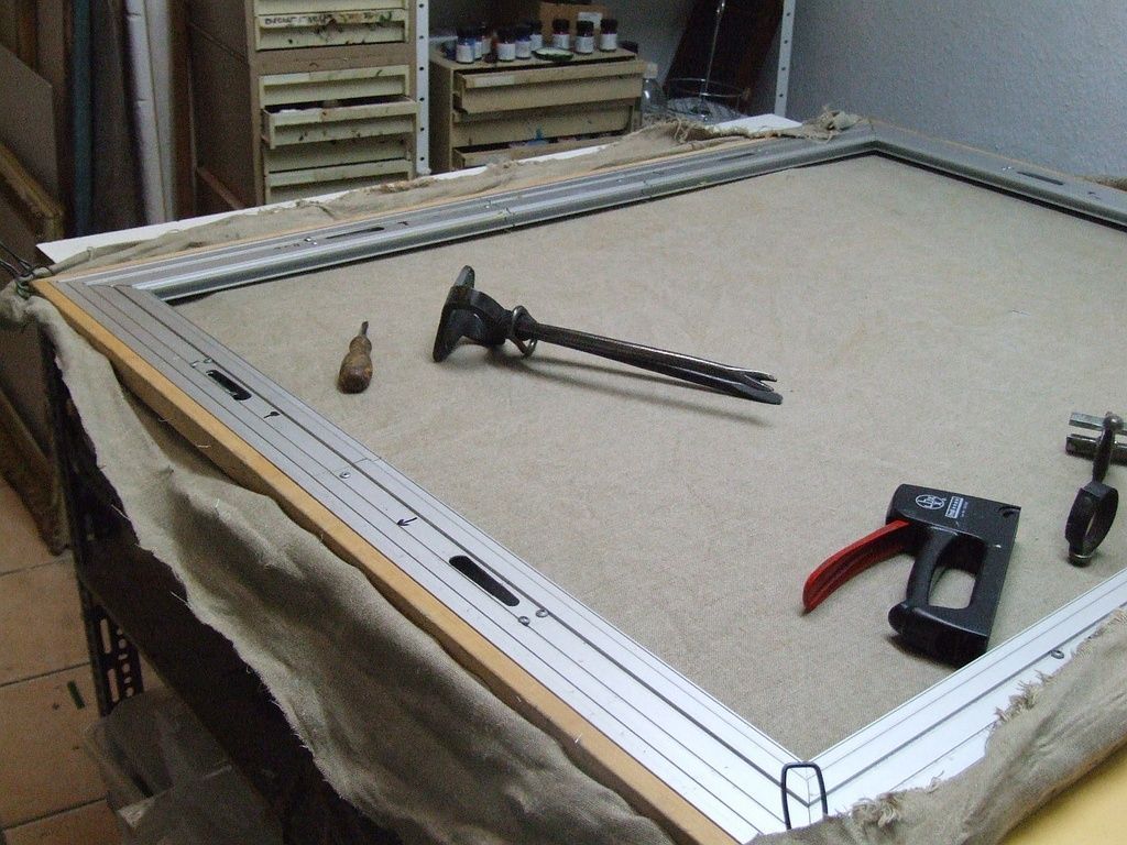 Nouvelle toile tendue sur le bâti de rentoilage