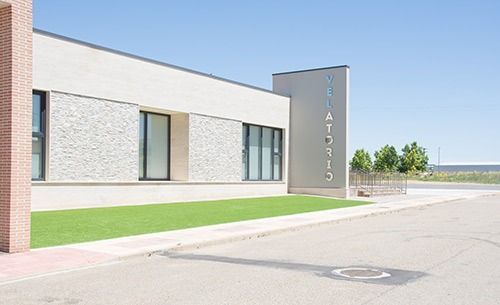 Un edificio con un cartel en el costado que dice 'a'.