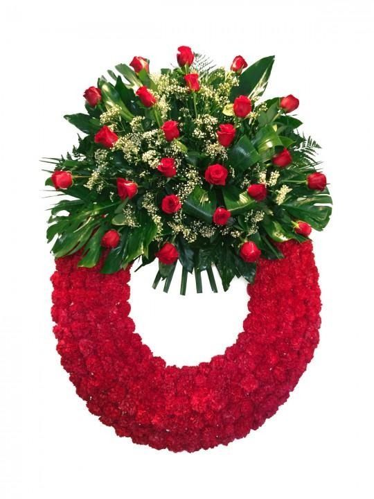 Una corona de rosas rojas y vegetación sobre un fondo blanco.