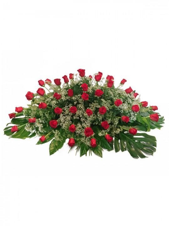 Un gran ramo de rosas rojas y gitanos blancos.