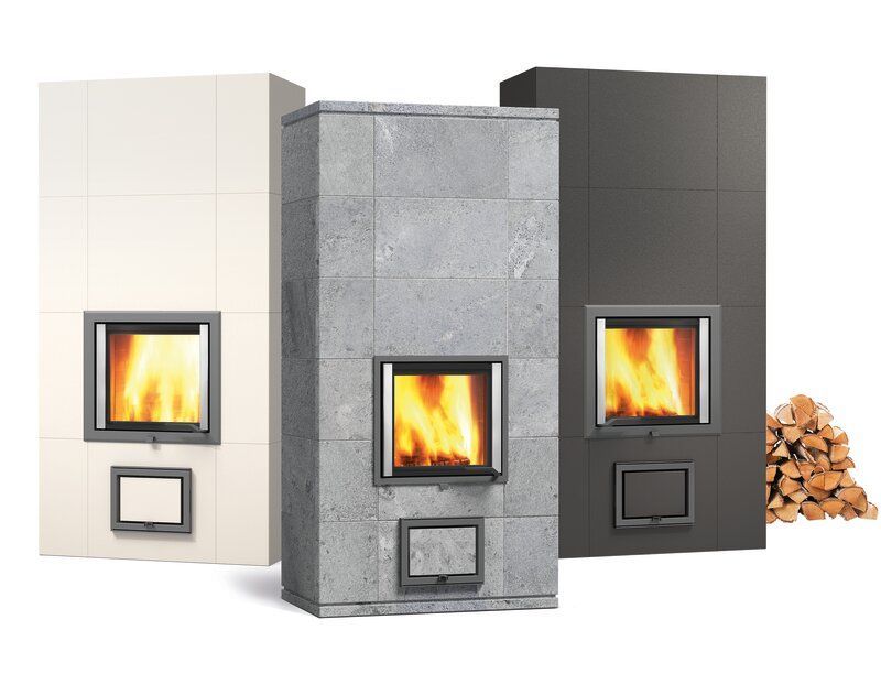 Drei verschiedenfarbige Kamineinheiten sind nebeneinander aufgereiht