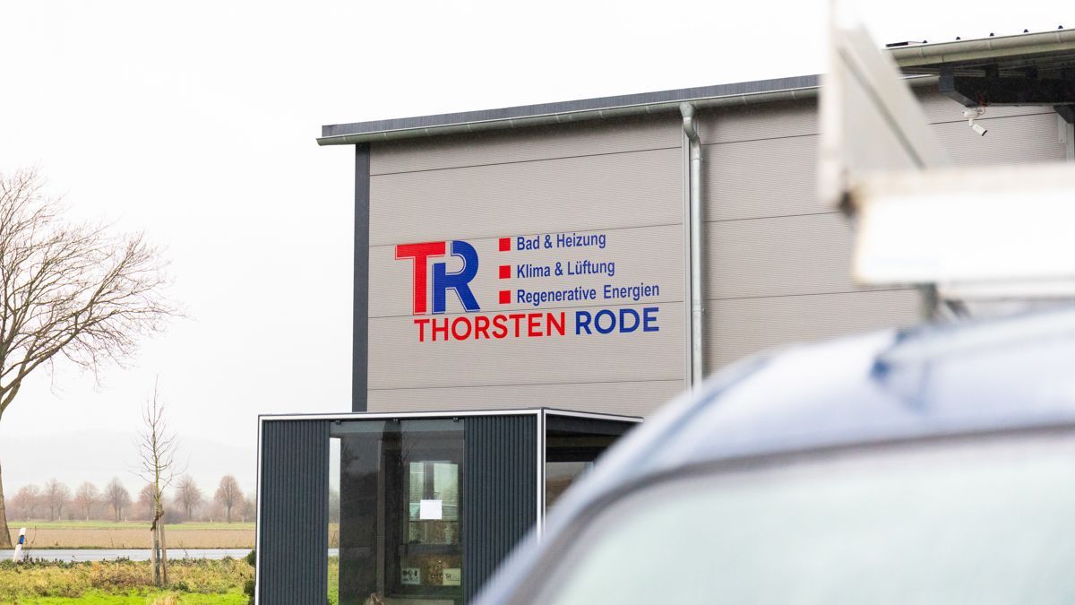 Vor einem Gebäude steht ein Auto mit der Aufschrift „Thorsten Rode“
