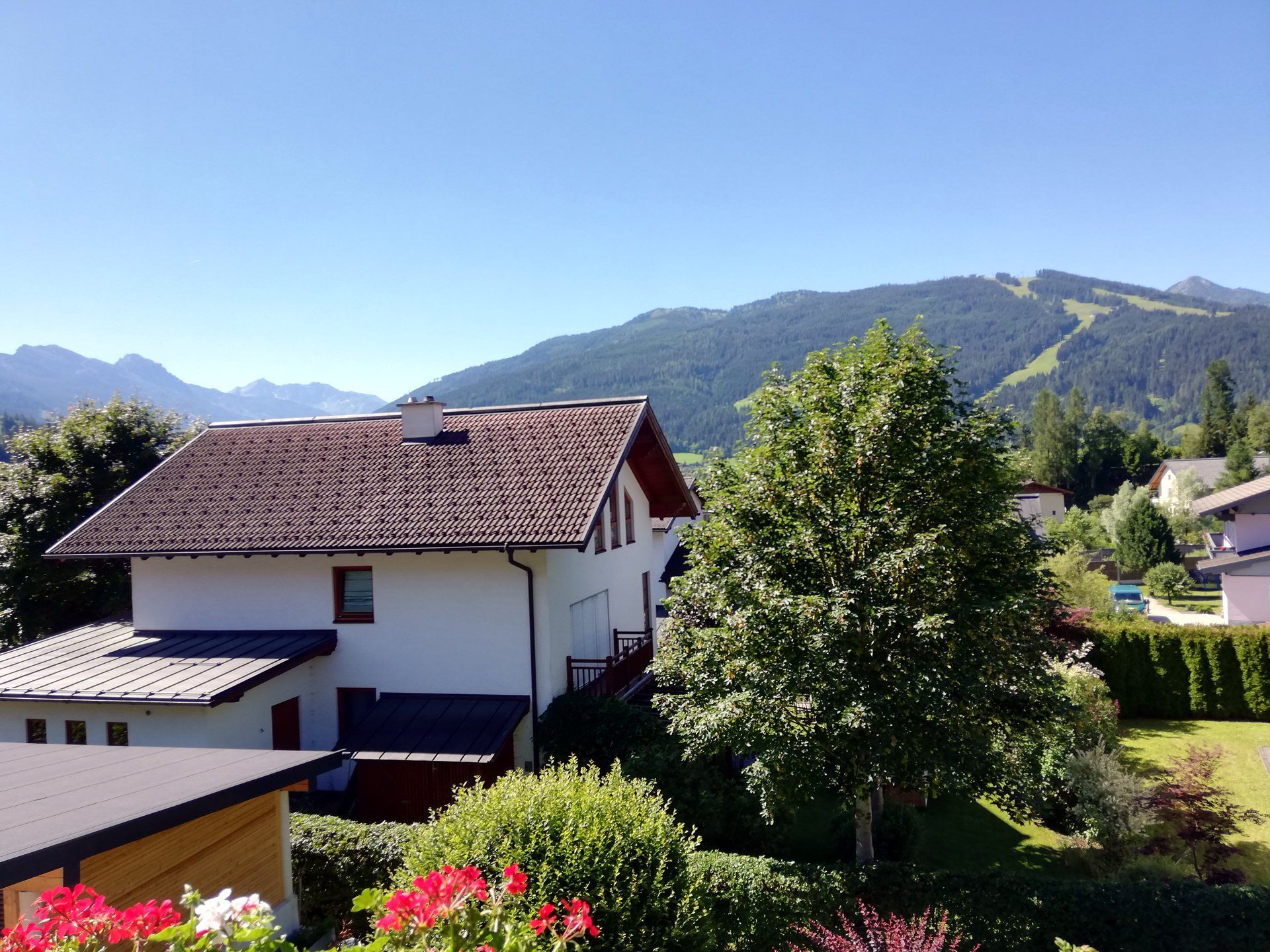 Sommerlicher Ausblick vom Balkon auf die Skiberge von Königslehen