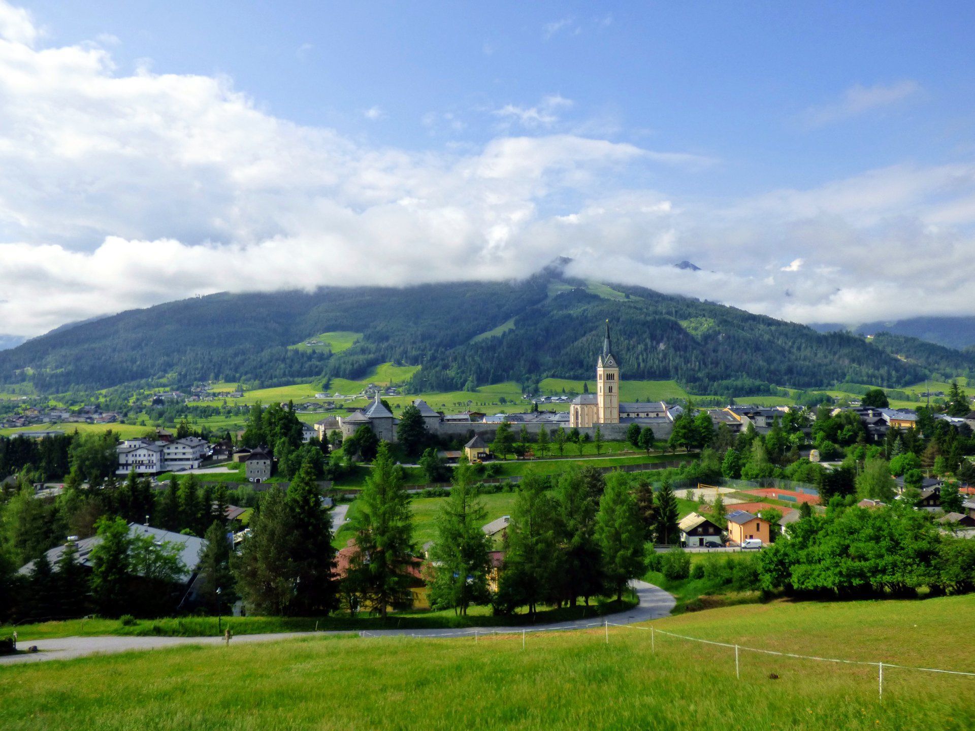 Blick auf die Altstadt von Radstadt mit Stadtpfarrkirche im Sommer