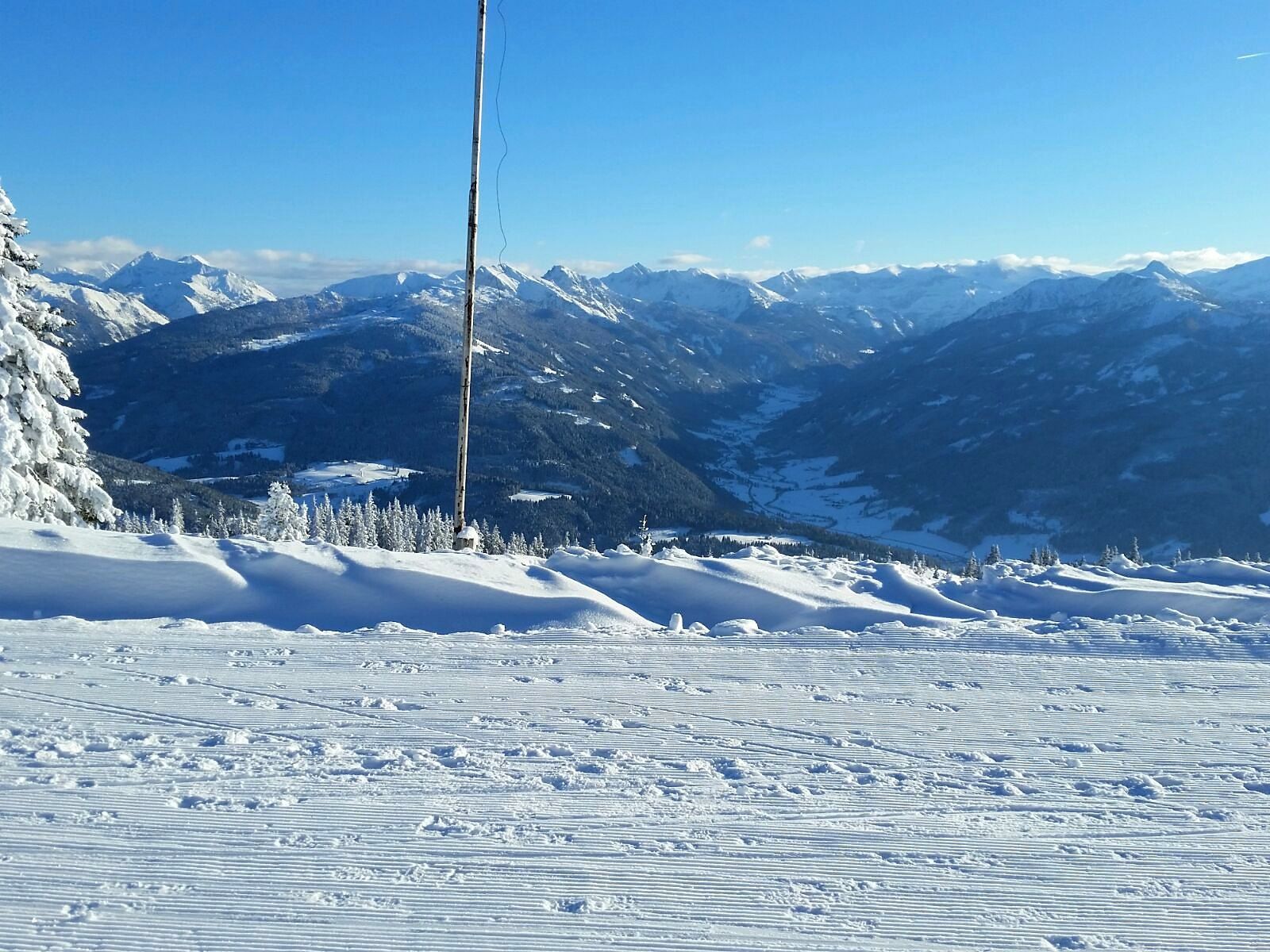 Winterpanorama vom Roßbrand bei Radstadt mit Blick ins Tal und auf verschneite Gipfel